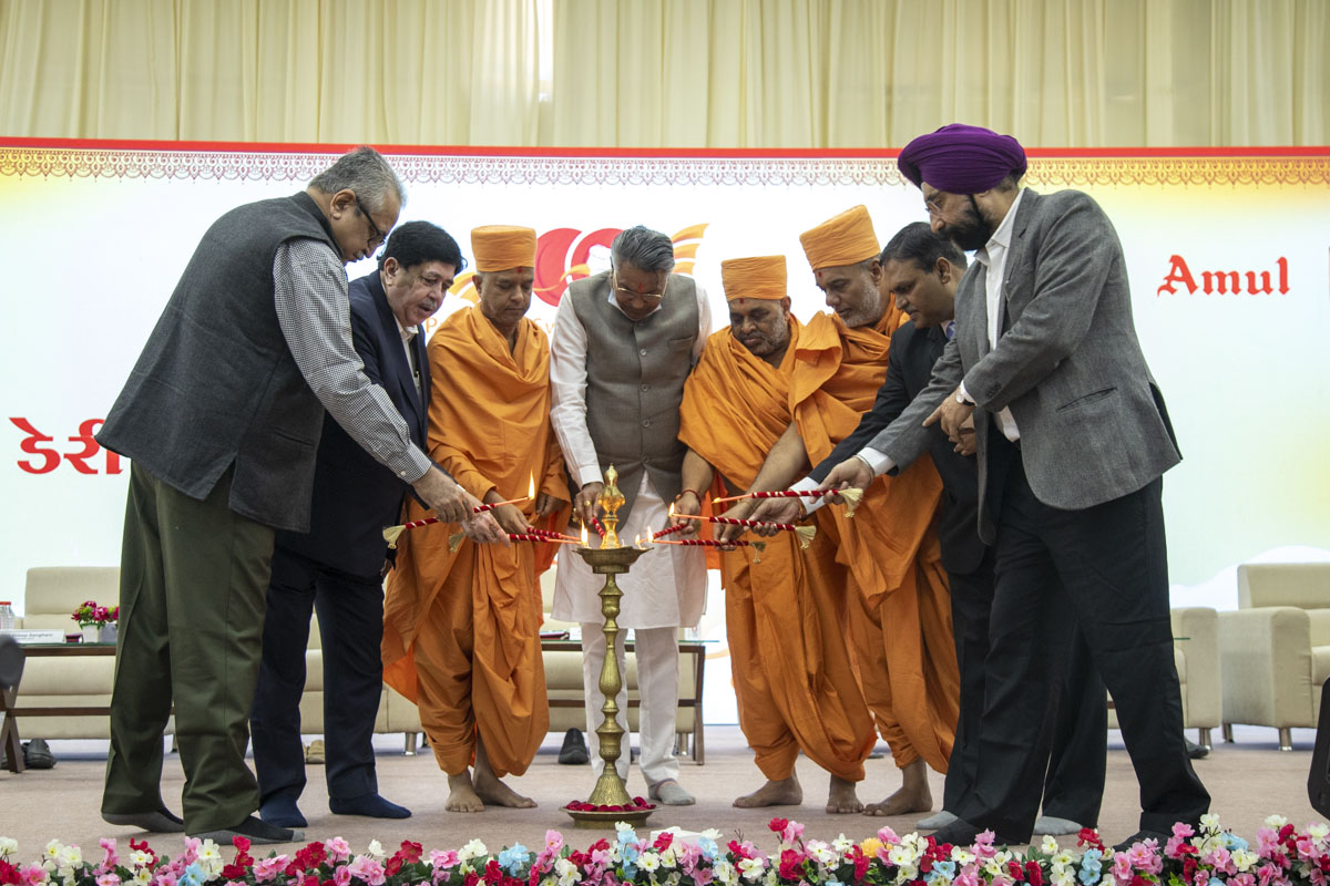 Dignitaries and Swamis lighting the Inaugural Lamp 
