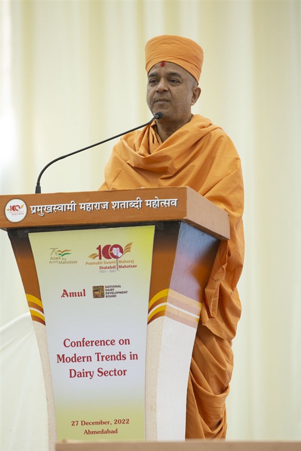 Pujya Brahmavihari Swami, addressing the Session