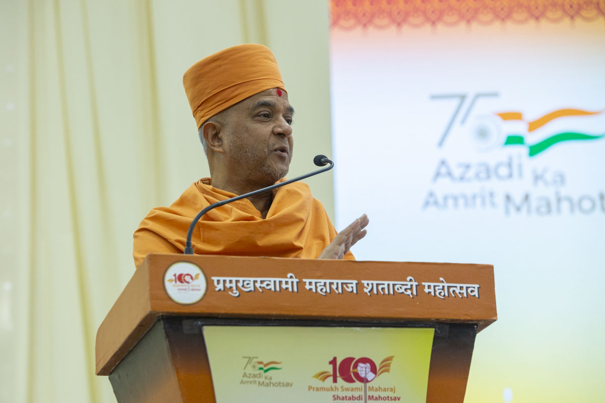 Pujya Brahmavihari Swami, addressing the Session