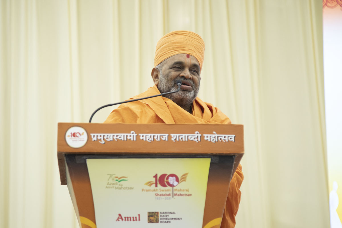 Pujya Bhagvatcharan Swami, addressing the Session