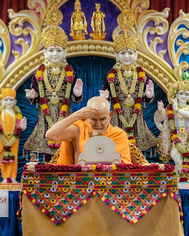 Swamishri applies a tilak