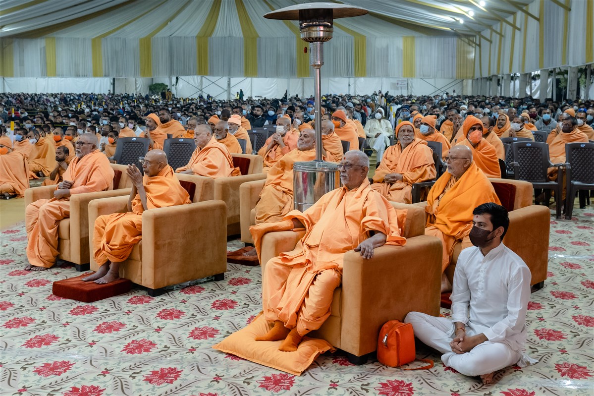 Senior sadhus and devotees doing darshan of Swamishri