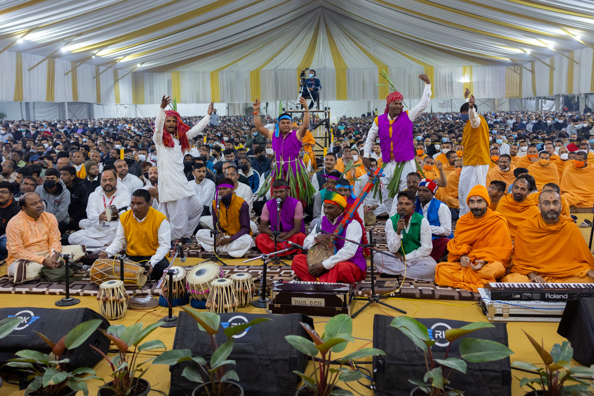 Tribal devotees sing kirtans in Swamishri's daily puja