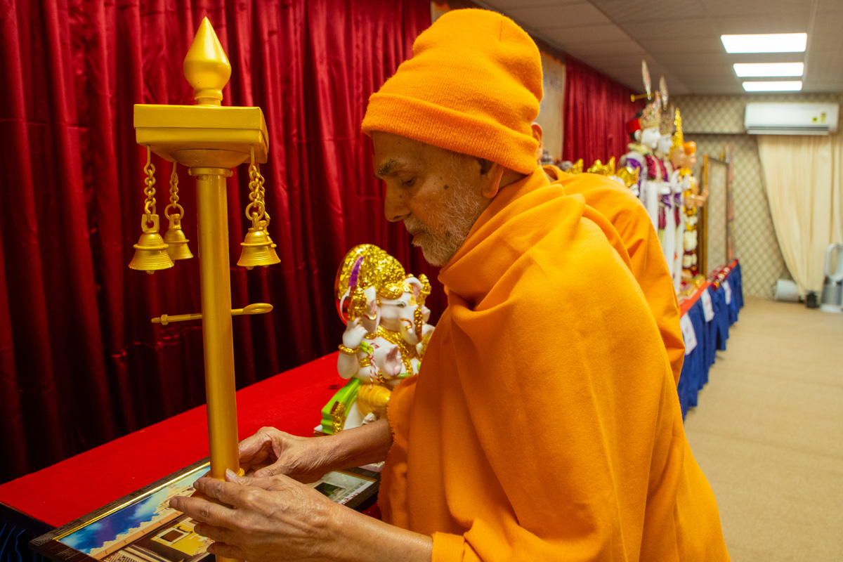 Swamishri sanctifies a flagstaff