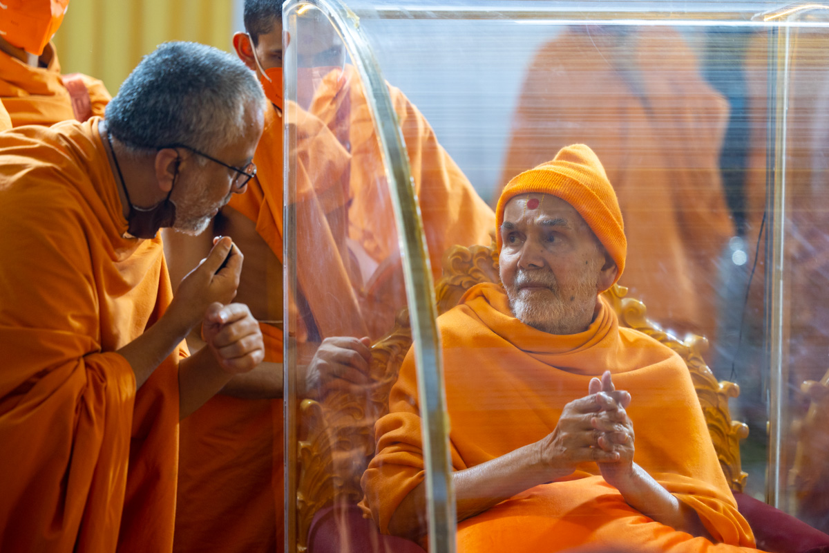 Vivekmurti Swami in conversation with Swamishri