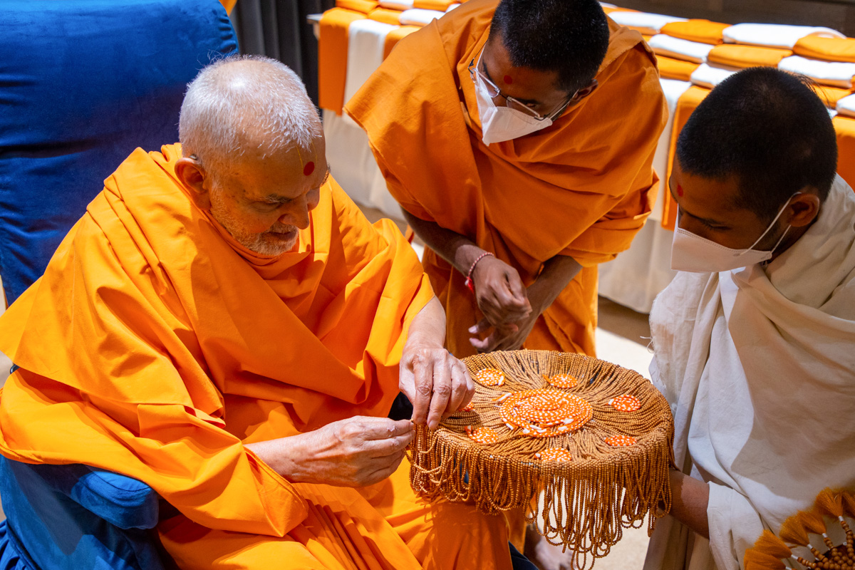 Swamishri sanctifies kanthis