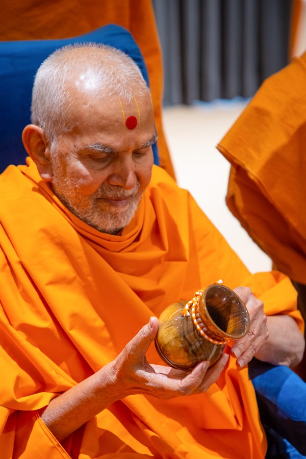Swamishri sanctifies a wooden cup