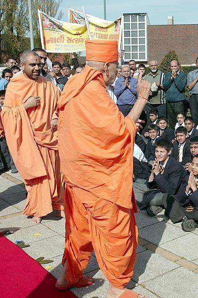 Pramukh Swami Maharaj's Arrival in London, UK 2004