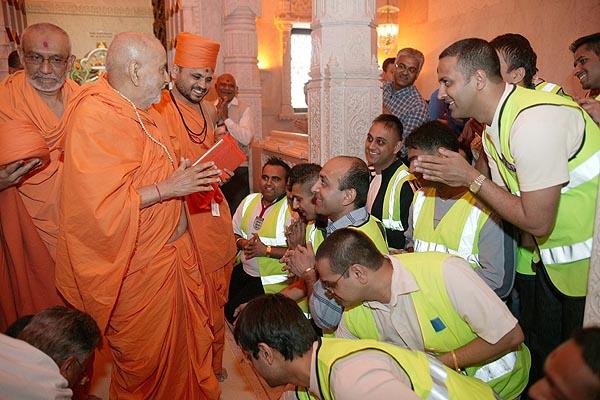Pramukh Swami Maharaj's Arrival in London, UK 2004