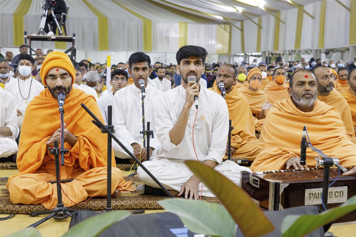 Youths sing dhun in Swamishri's daily puja