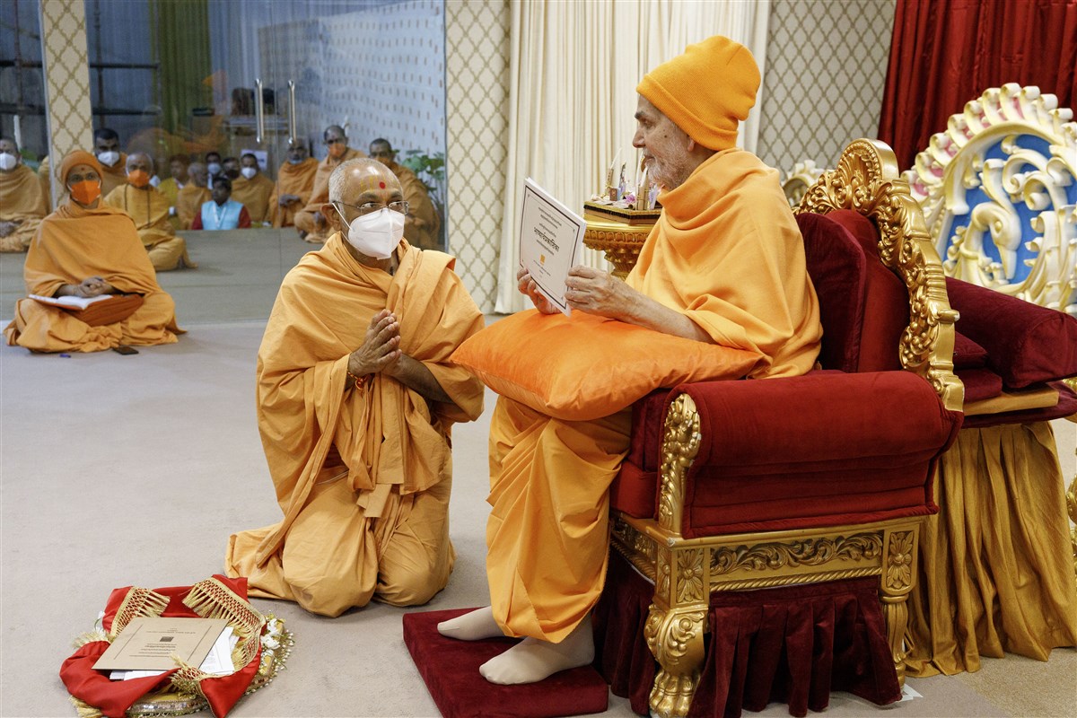 Swamishri sanctifies the Bhashyarthprakashika