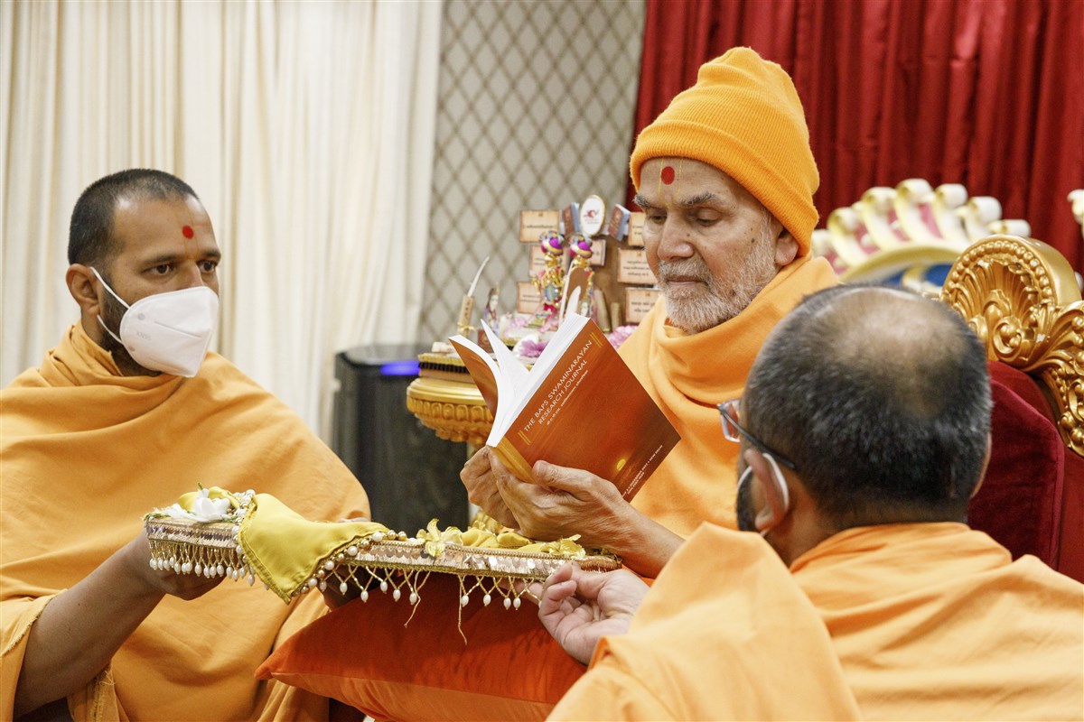 Swamishri sanctifies the BAPS Swaminarayan Research Journal