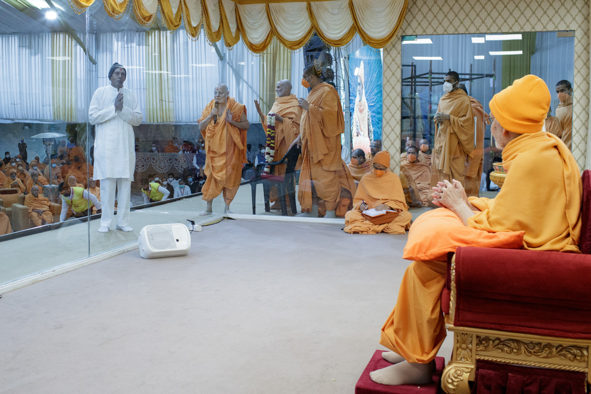 Swamishri blesses Shri Vanmalidasbhai