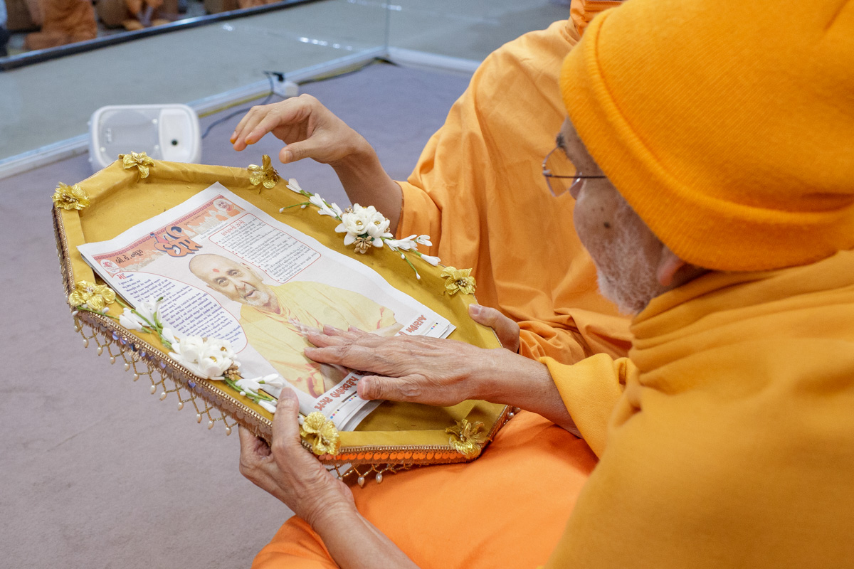 Swamishri sanctifies a special edition of the Dharma