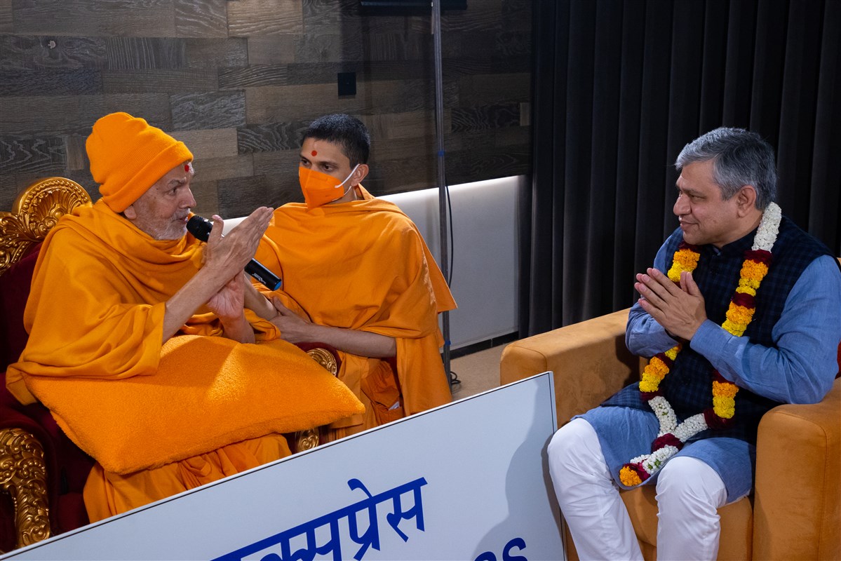 Swamishri in conversation with Shri Ashwini Vaishnaw