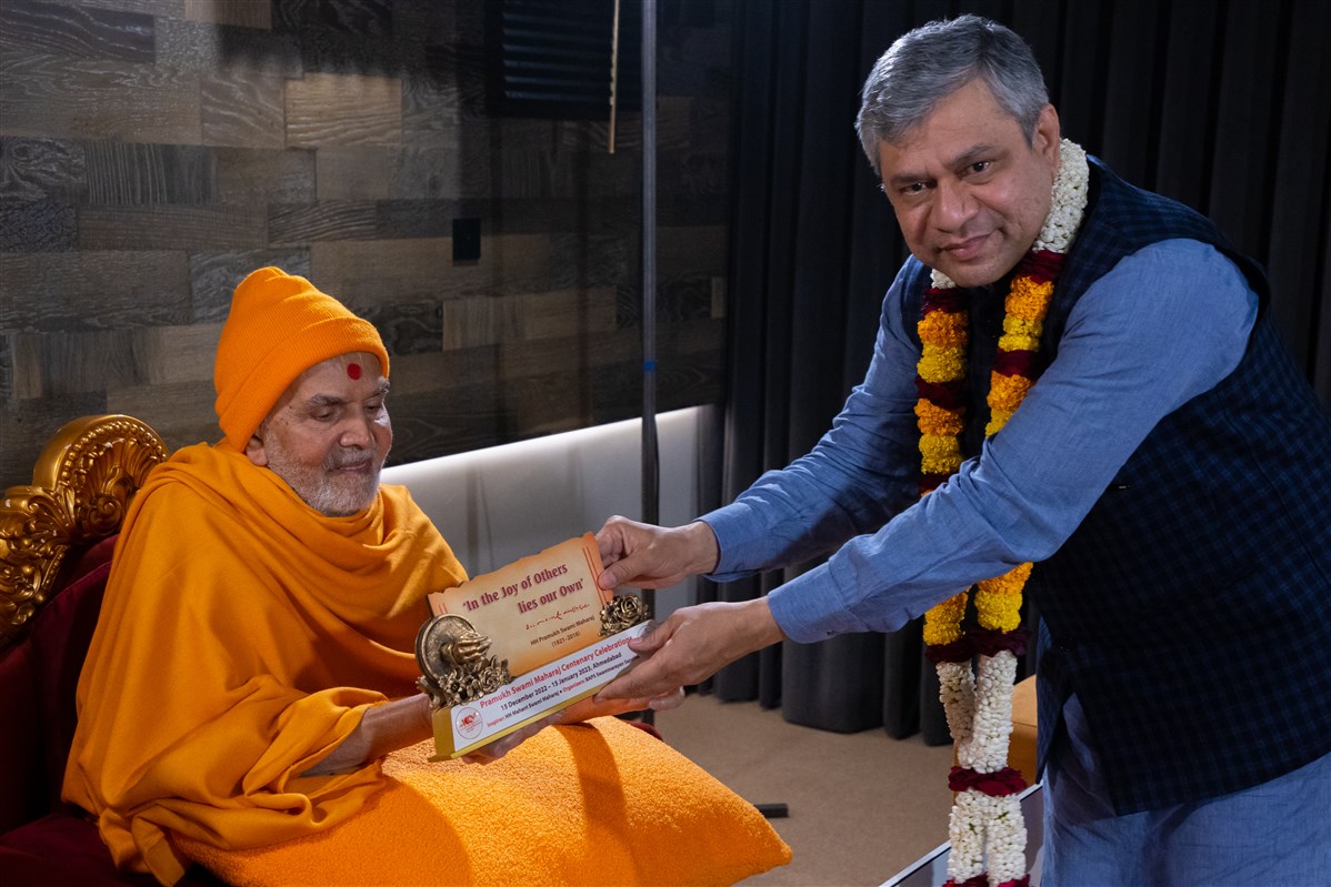 Swamishri gives a memento to Shri Ashwini Vaishnaw