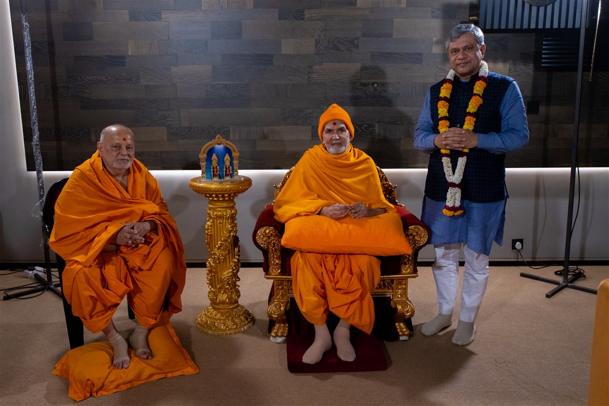 Shri Ashwini Vaishnaw with Swamishri and Pujya Ishwarcharan Swami