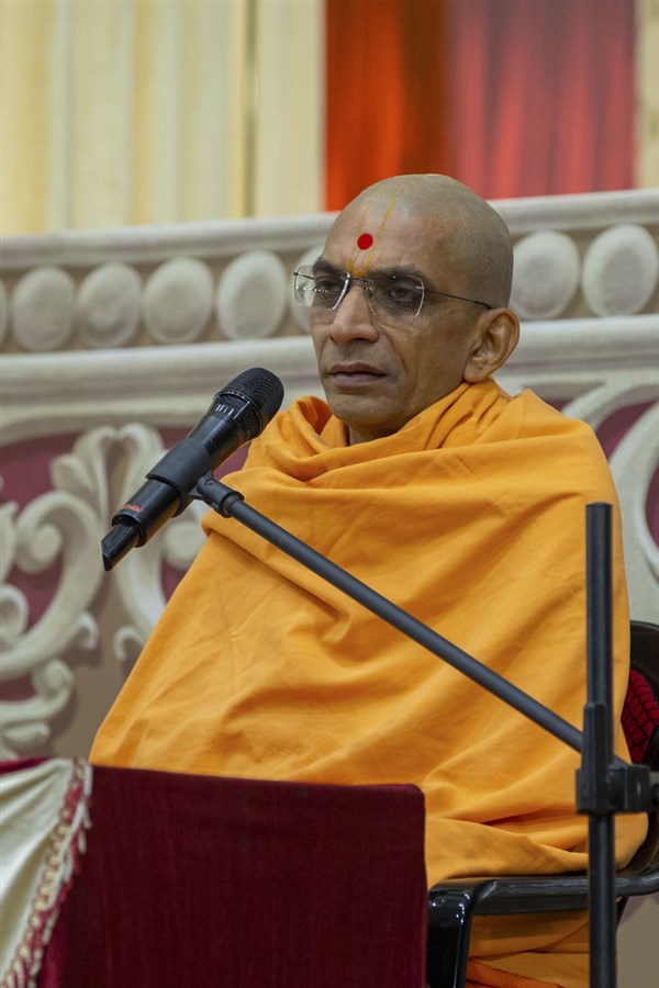 Adarshjivan Swami addresses the morning assembly