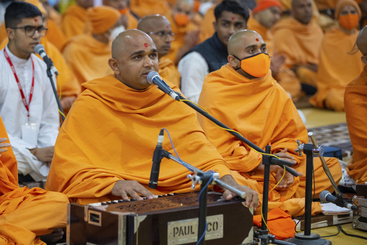 Gurudarshan Swami sings a kirtan in Swamishri's daily puja