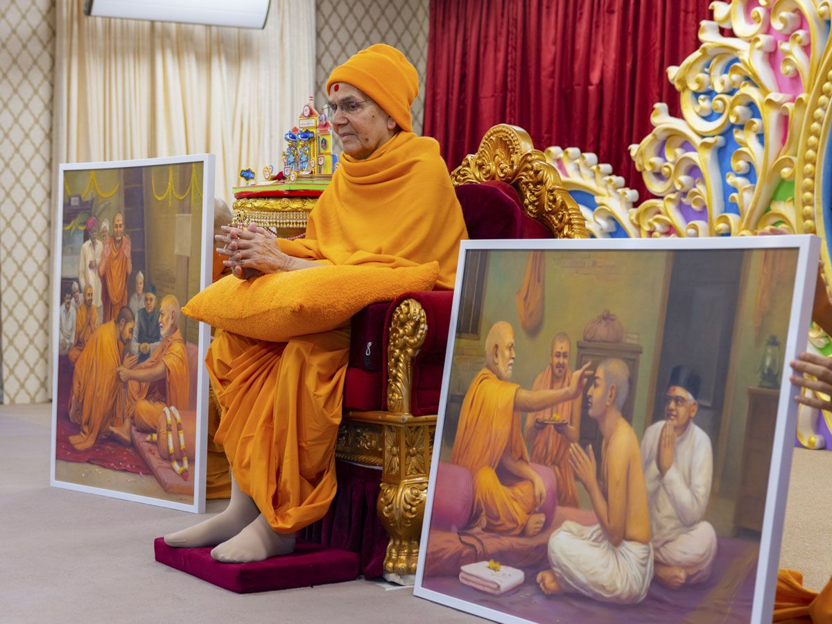Swamishri with paintings