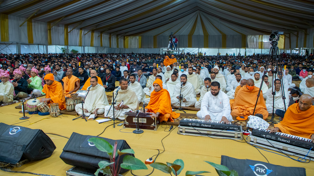 Sadhaks sing kirtans in Swamishri's morning puja