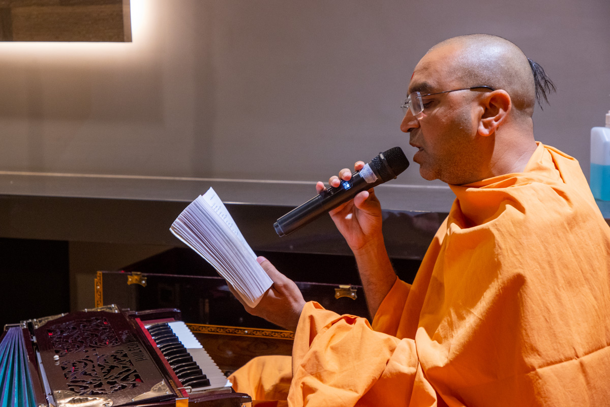 Yogikirtan Swami sings a kirtan in Swamishri's daily puja