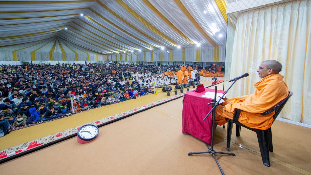 Adarshjivan Swami addresses the morning satsang assembly