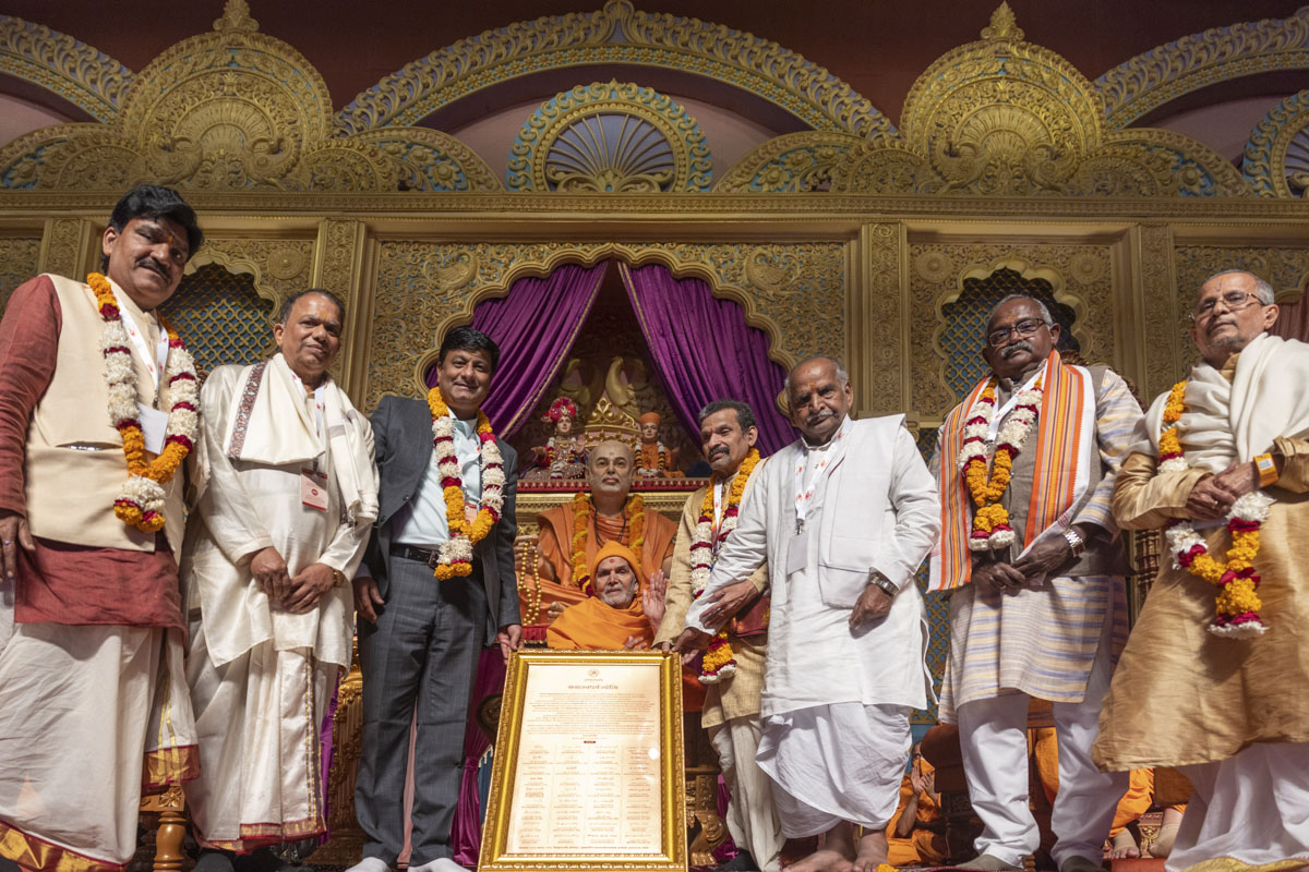 Sanskrit universities and institutions honor HH Pramukh Swami Maharaj by bestowing the Sanatan Dharma Jyoti Award