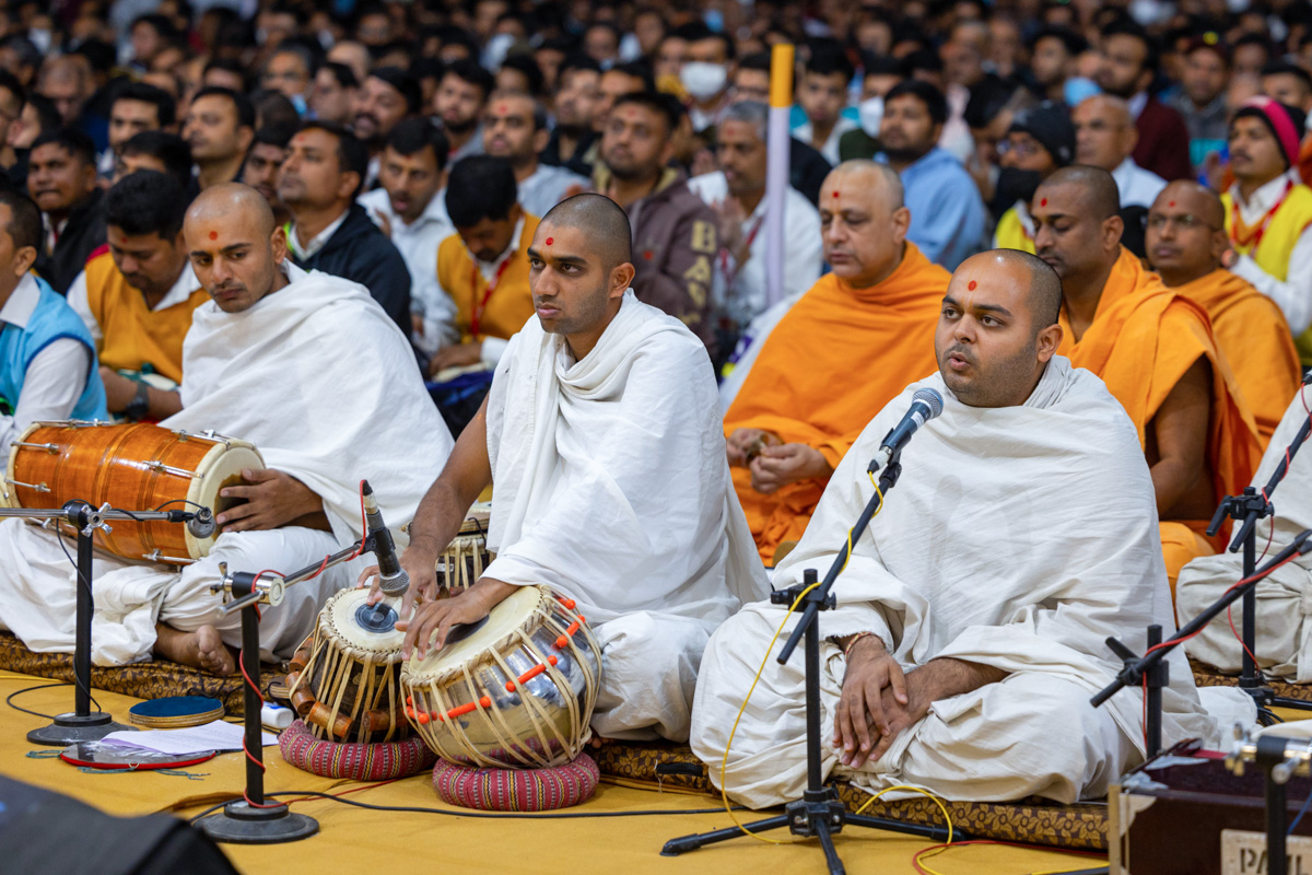 A parshad sings dhun in Swamishri's daily puja