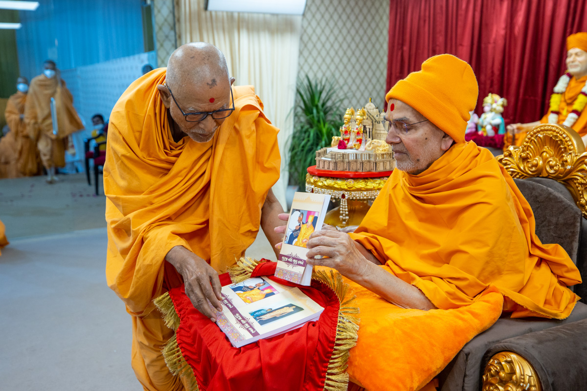 Swamishri inaugurates a print publication: 'Guruji Nahi Bhulu Tamane'