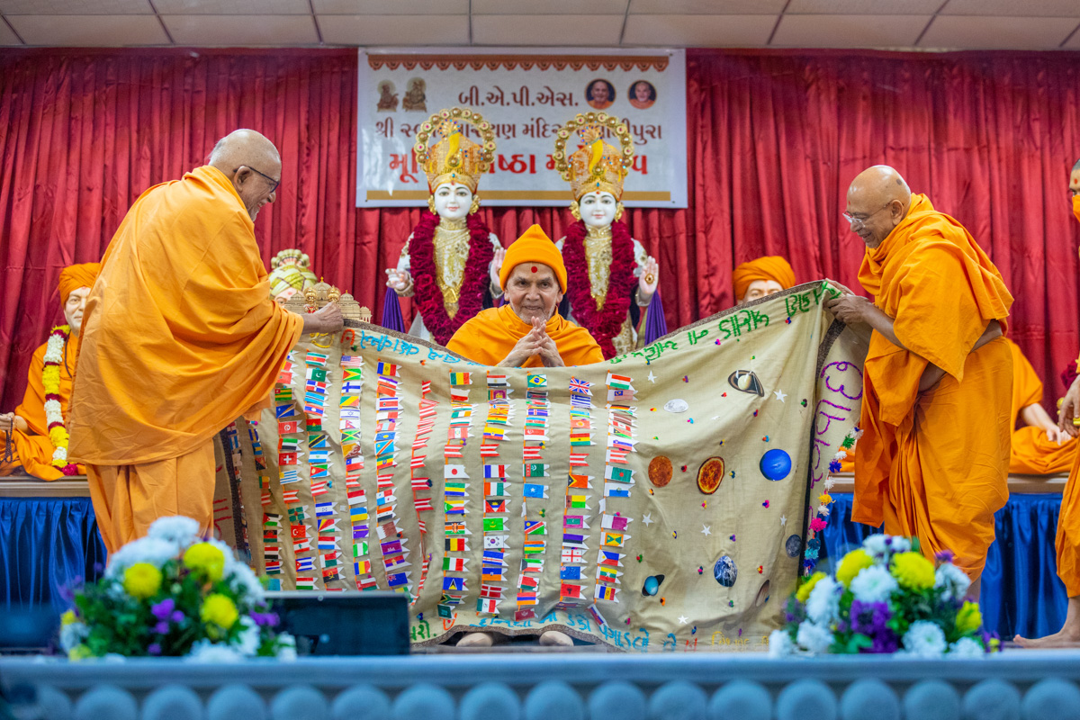 Senior sadhus honor Swamishri with a shawl