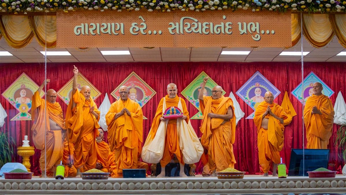 Senior sadhus hail 'Pramukh Swami Maharaj Shatabdi Mahotsav ni jai'