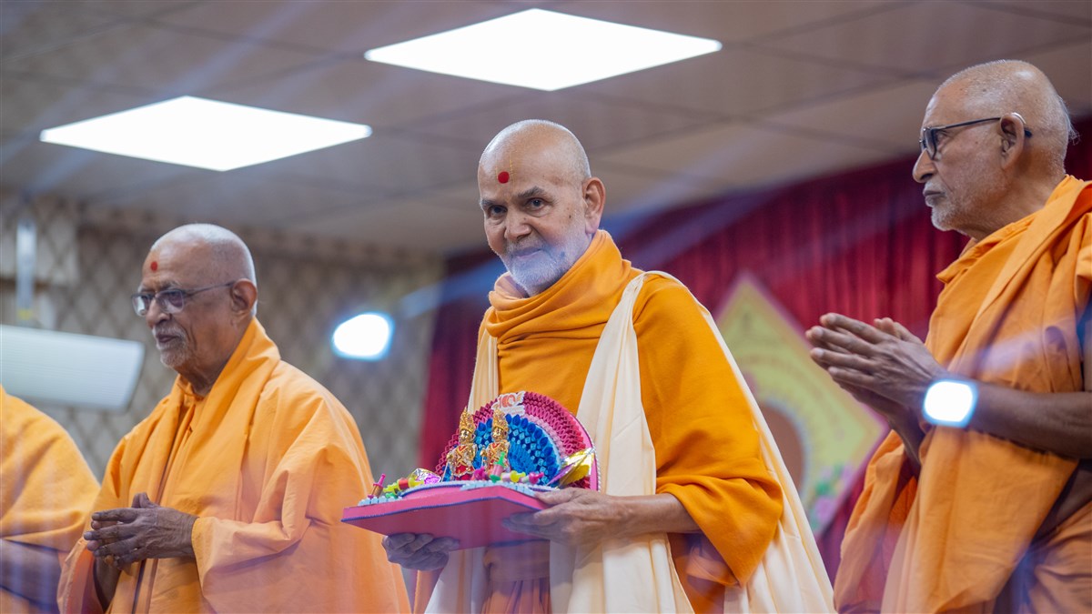 Swamishri and senior sadhus with Shri Harikrishna Maharaj and Shri Gunatitanand Swami