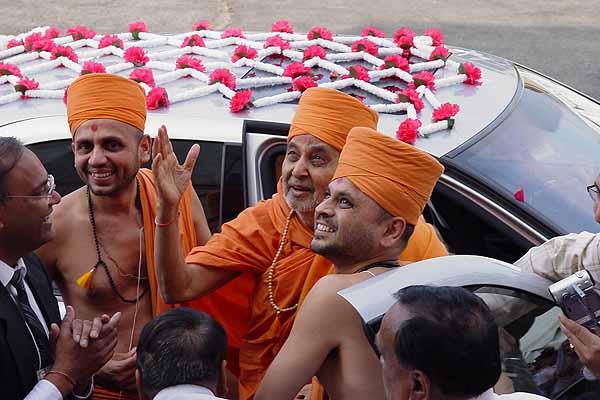 Swamishri arrives in New York ,2004