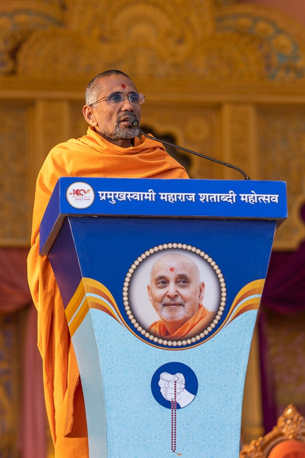 Atmatrupt Swami addresses the appreciation assembly in the evening