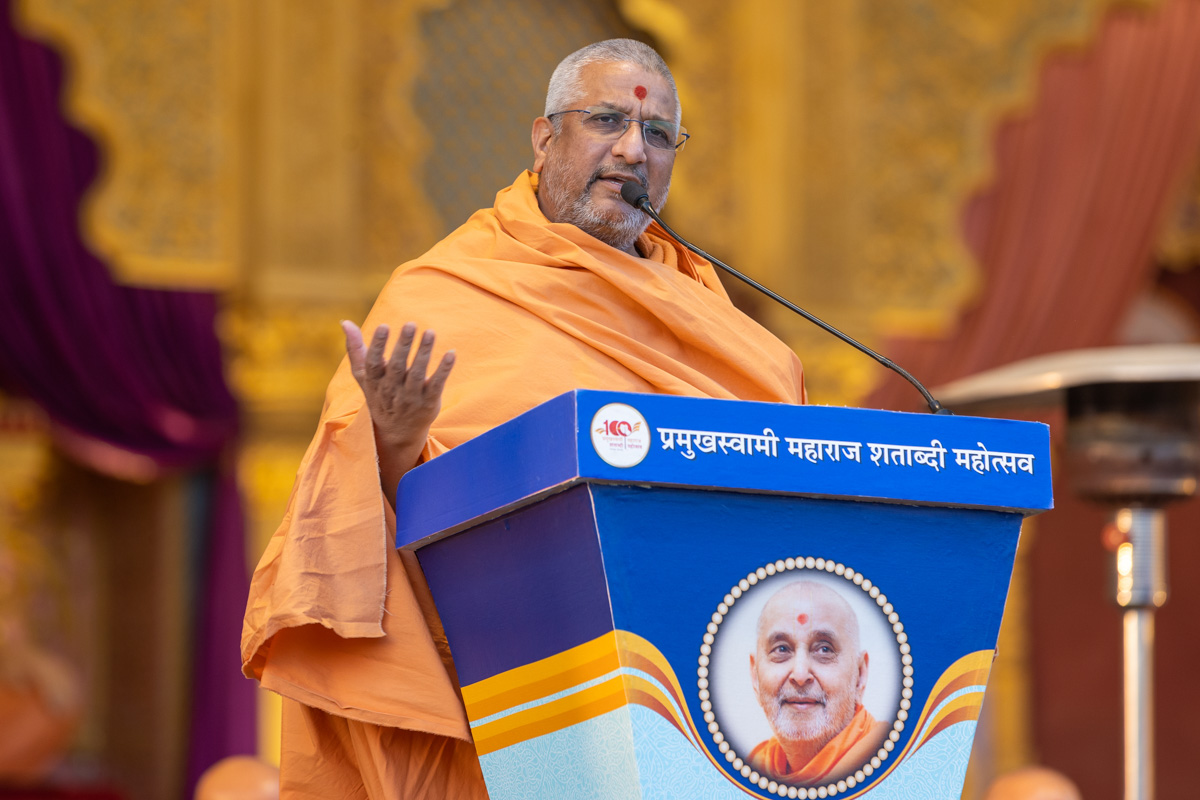 Aksharvatsal Swami addresses the assembly