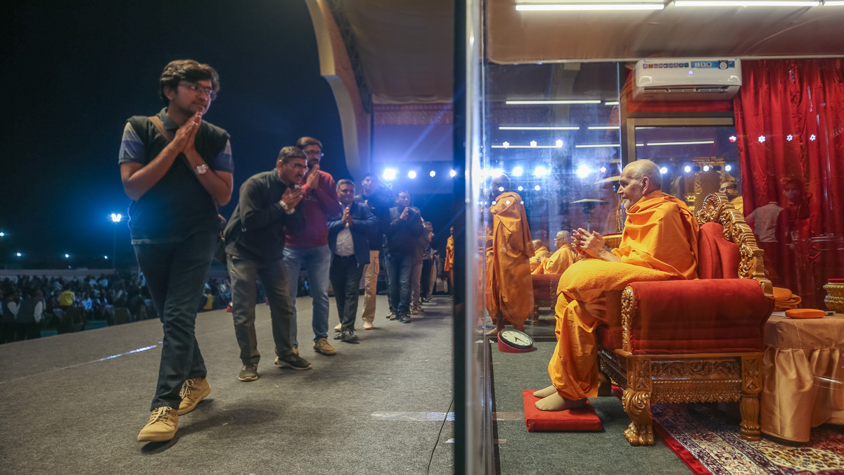 Well-wishers and devotees doing samip darshan of Swamishri