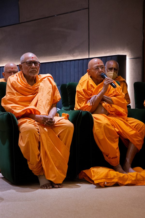 Pujya Tyagvallabh Swami sings a kirtan in Swamishri's daily puja