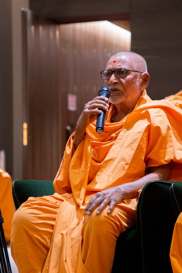Pujya Bhaktipriya Swami sings a kirtan in Swamishri's daily puja
