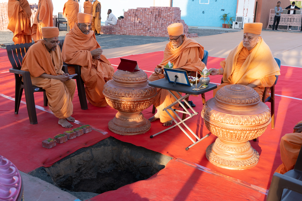 Pujya Ishwarcharan Swami and Pujya Kothari Swami perform the mahapuja rituals