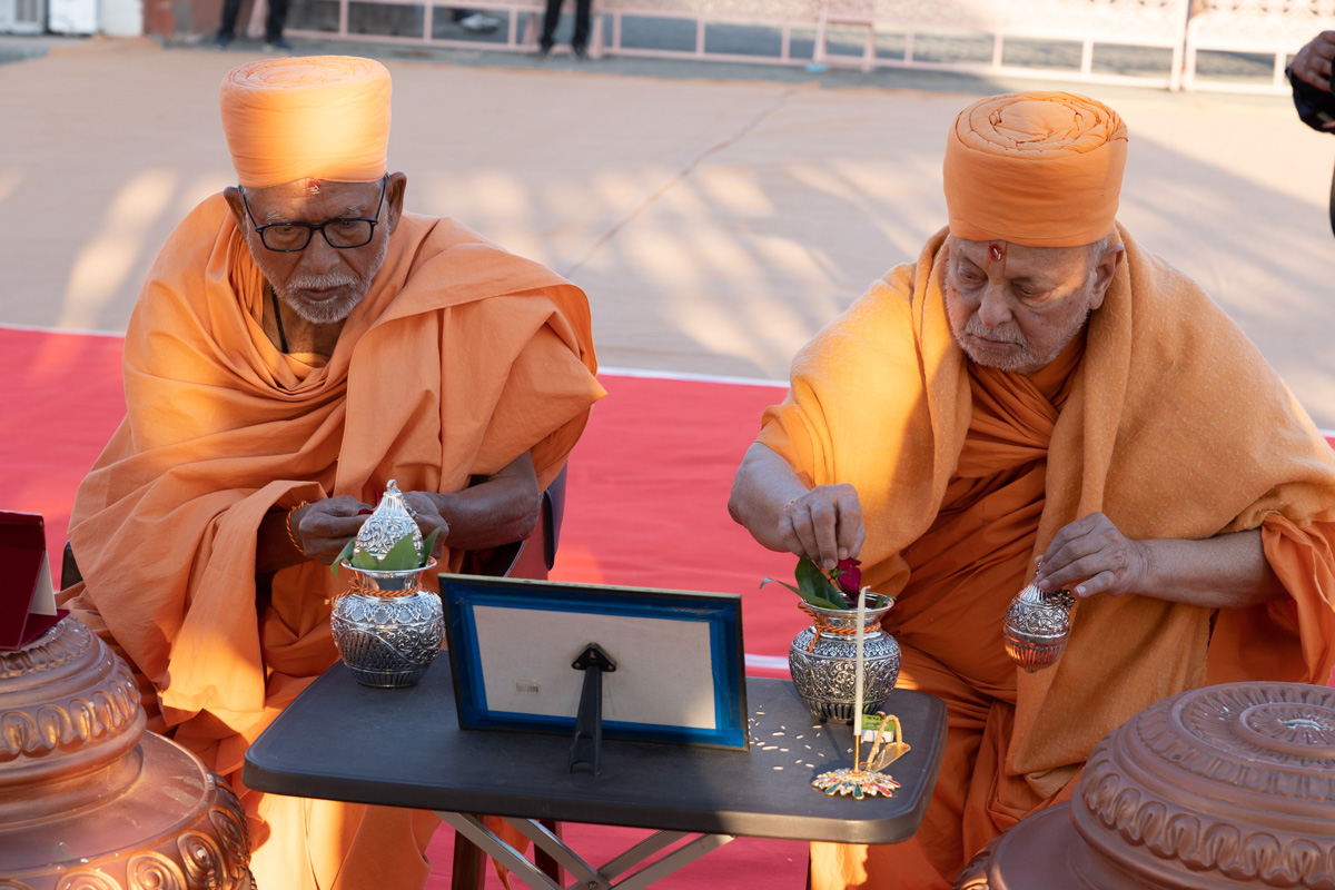 Pujya Ishwarcharan Swami and Pujya Kothari Swami perform the mahapuja rituals