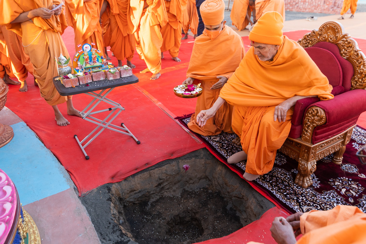Swamishri performs the rituals