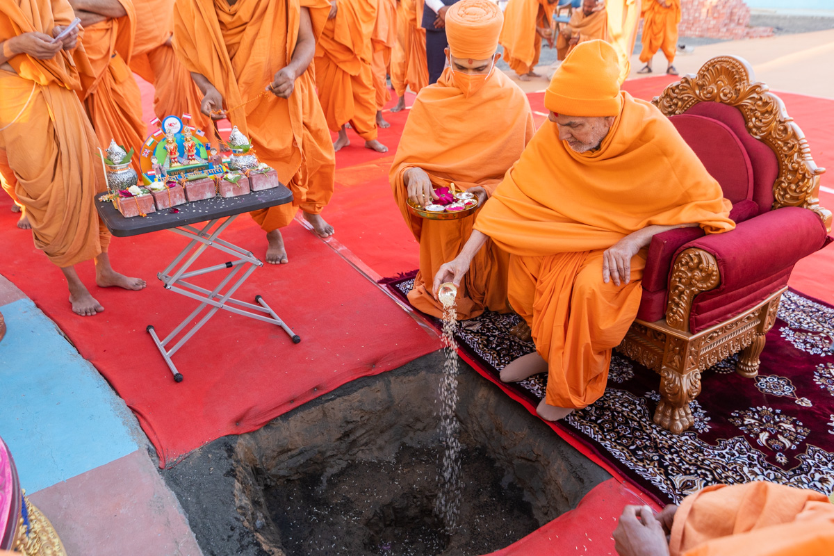 Swamishri performs the rituals