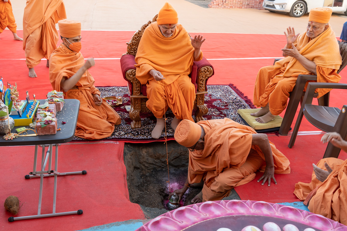 Swamishri and Pujya Kothari Swami perform the rituals