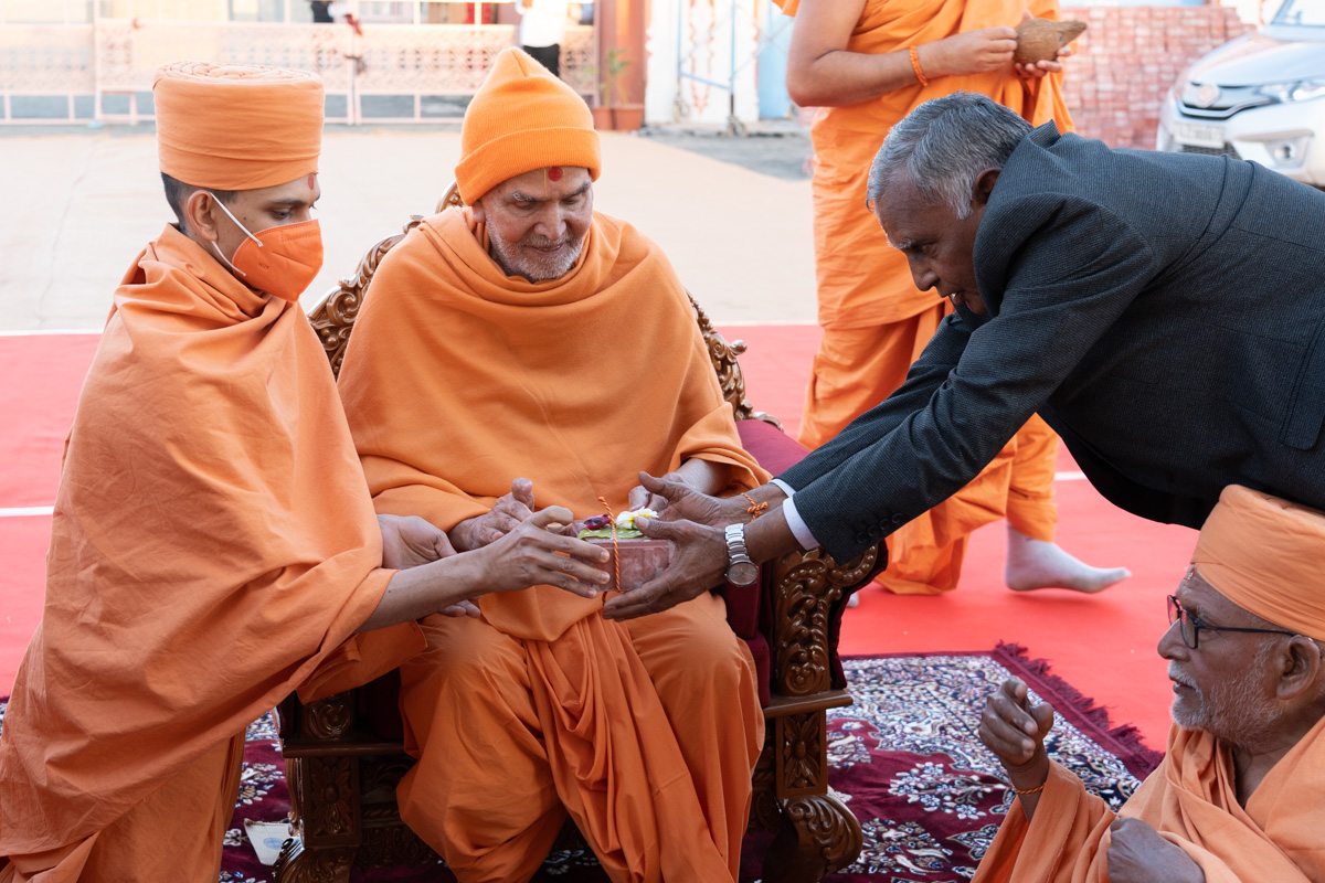 Swamishri and Shri Trikambhai Patel perform the rituals