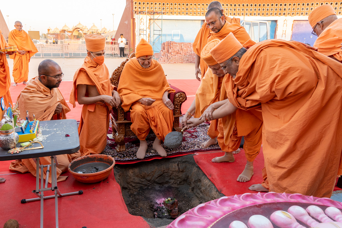 Pujya Ishwarcharan Swami performs the rituals