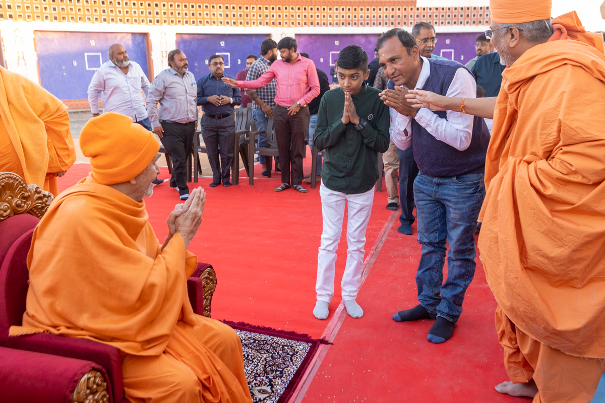 Well-wishers and devotees doing darshan of Swamishri