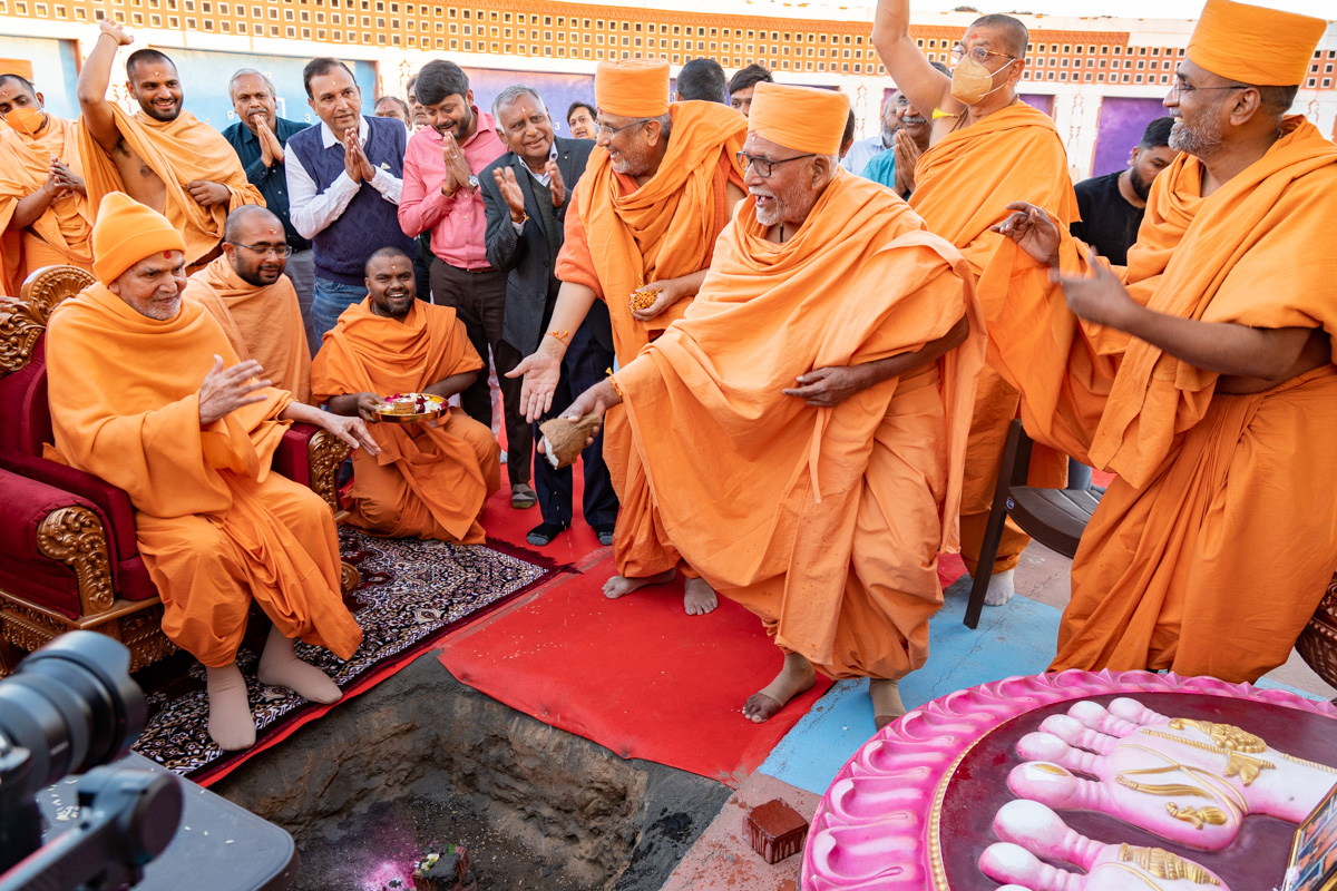 Swamishri and Pujya Kothari Swami perform the rituals