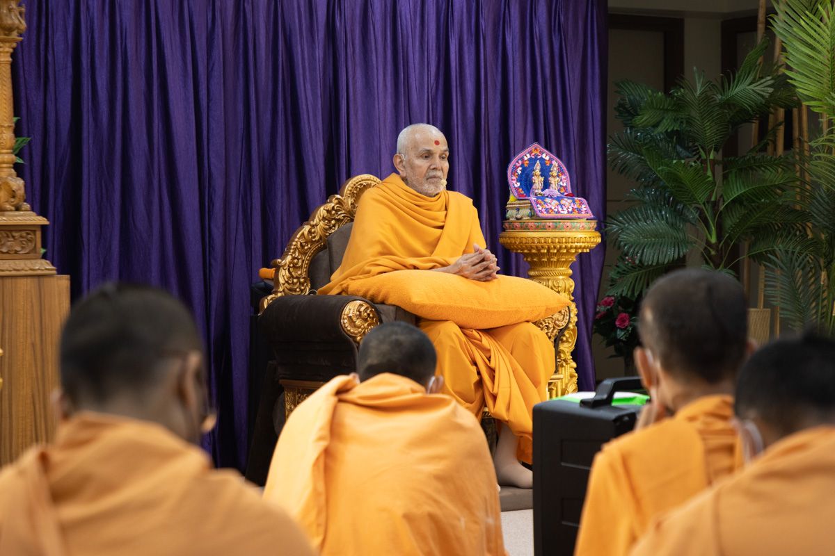 Swamishri during a question-answer session with sadhus