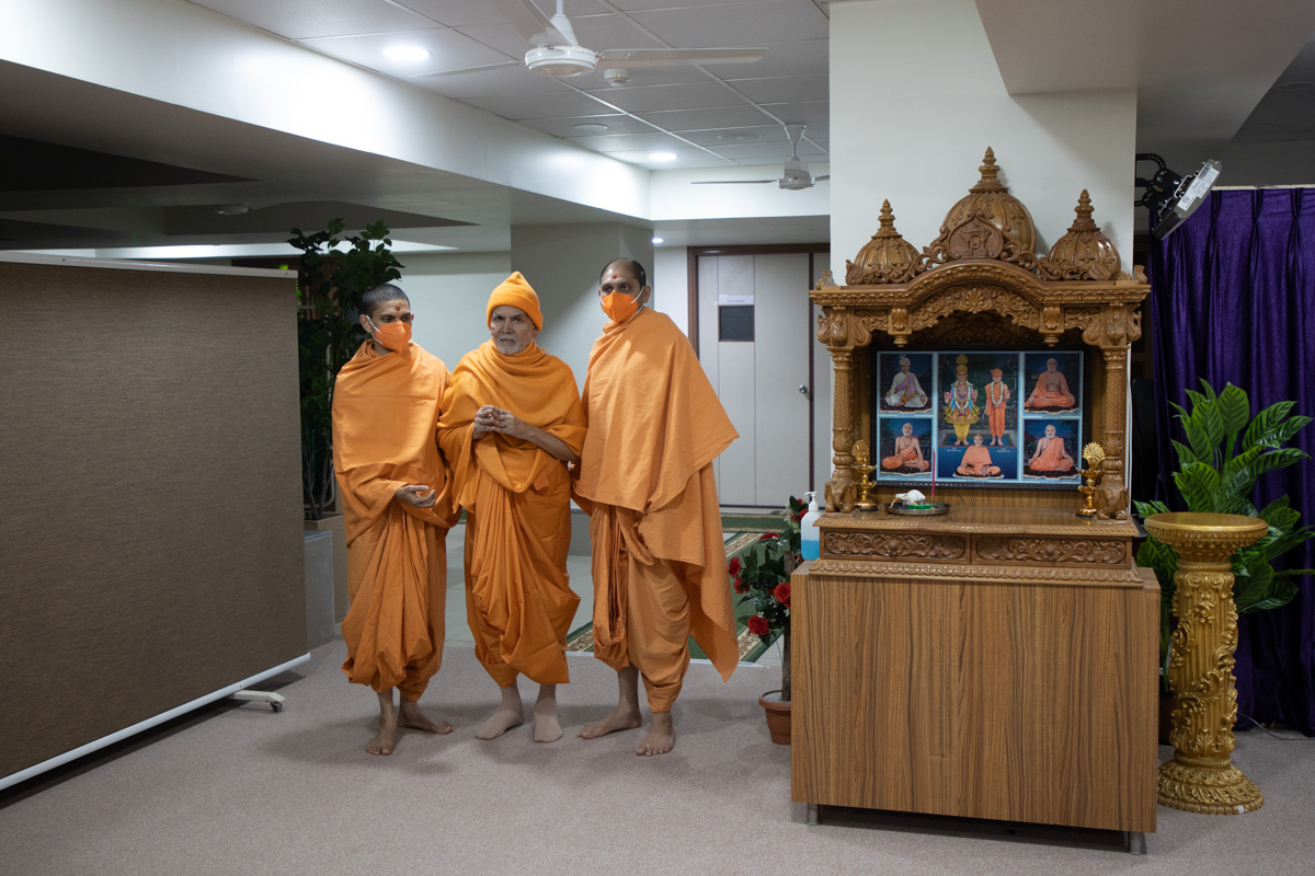 Param Pujya Mahant Swami Maharaj arrives for his daily puja